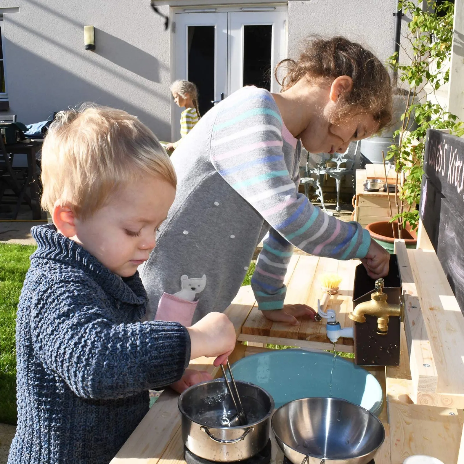 Little Helper Robuste Montessori-Matschküche aus Holz für Kinder | Spielzeugküche für draußen | 18m+