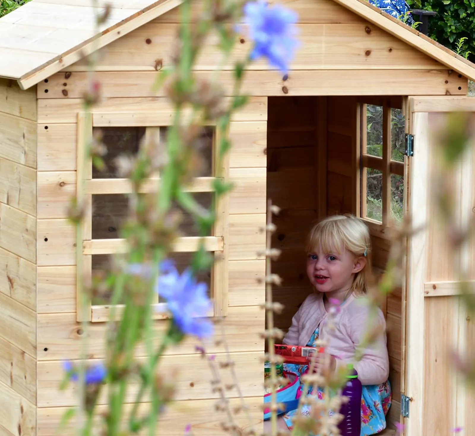 Little Helper Robustes, wunderschön gefertigtes Montessori-Spielhaus aus natürlichem Tannenholz für draußen | Spielhaus | 18m+