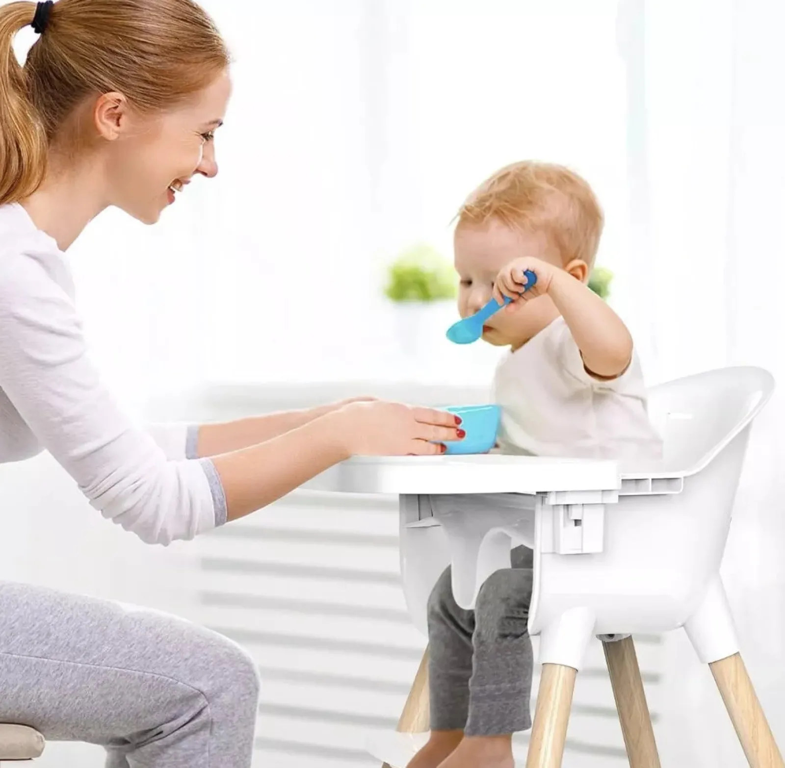 Little Helper Schlanker, leicht zu reinigender und ergonomischer Babyhochstuhl | Abnehmbares Tablett | 5-Punkt-Sicherheitsgurt | Weiß