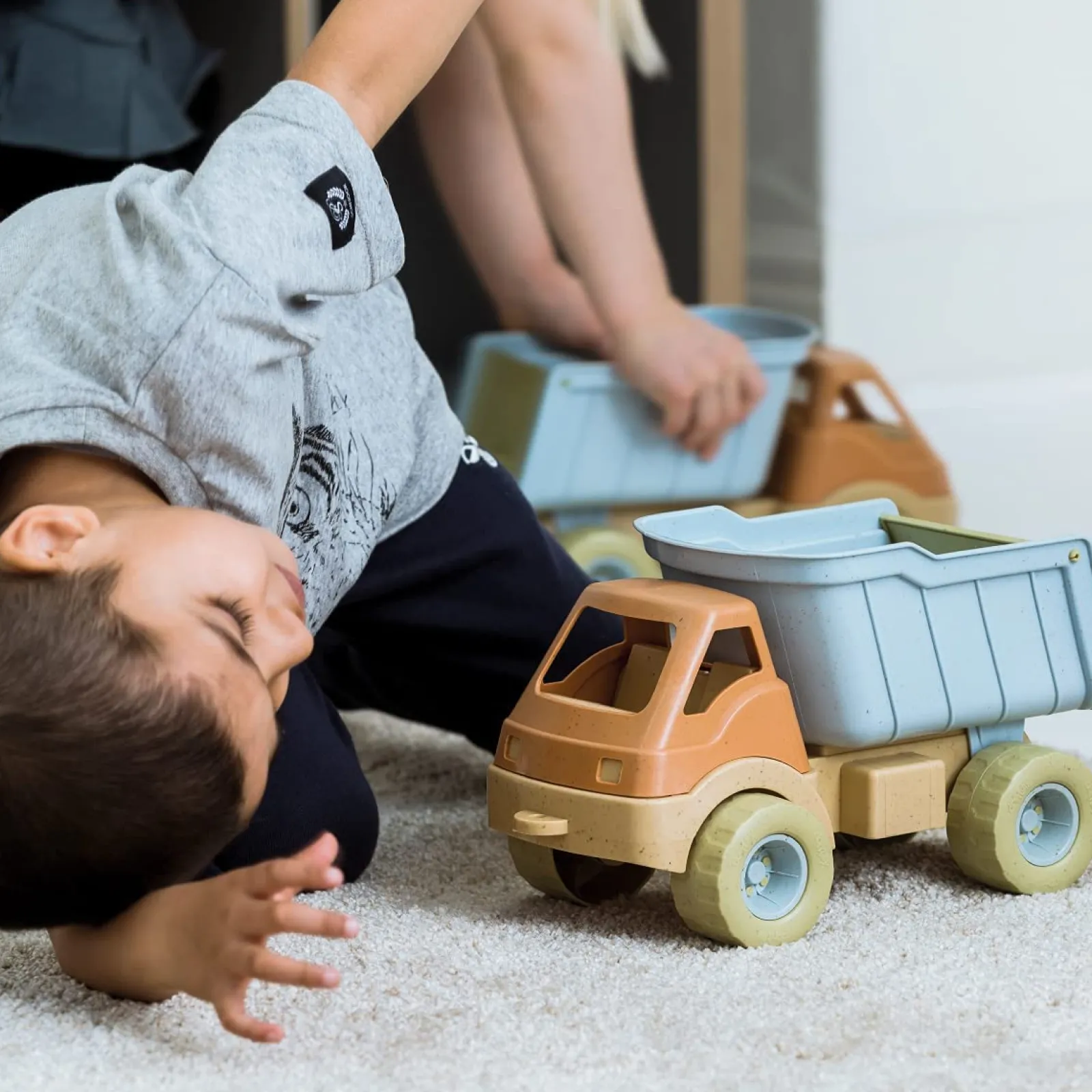 Little Helper Spielzeug-LKW aus 100 % recycelbarem Bio-Kunststoff | Spielzeug für drinnen und draußen | Kipplaster