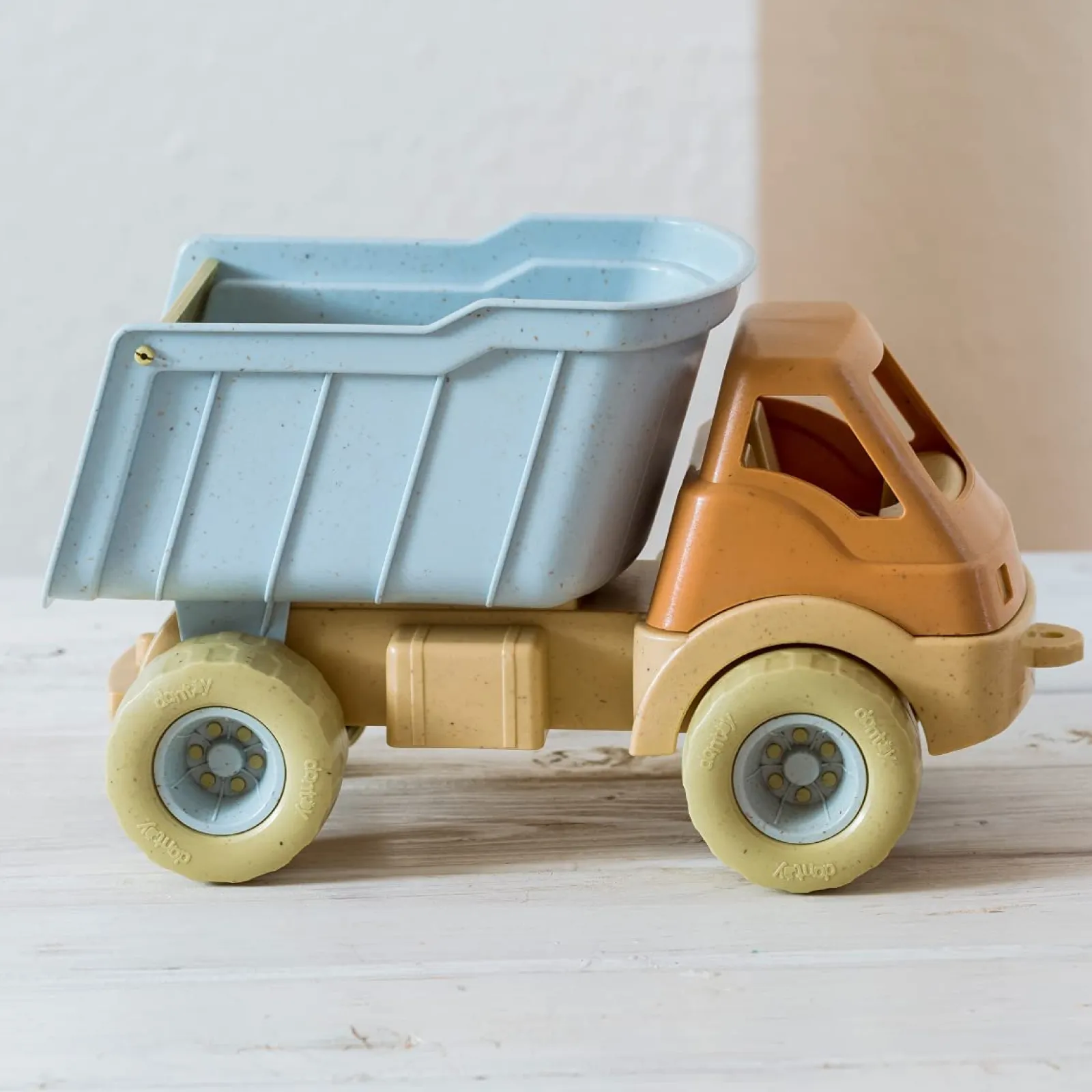 Little Helper Spielzeug-LKW aus 100 % recycelbarem Bio-Kunststoff | Spielzeug für drinnen und draußen | Kipplaster