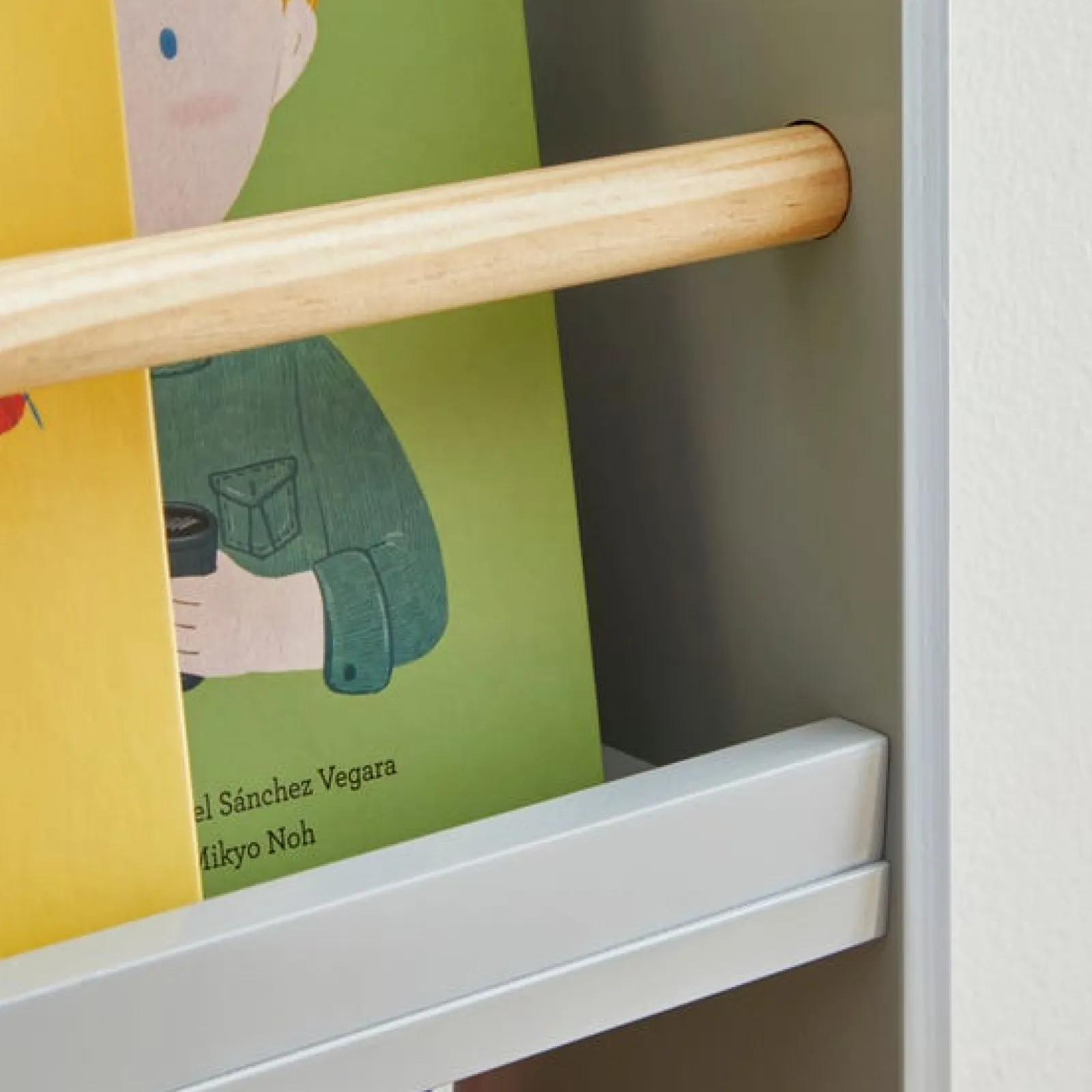 Kinder Little Helper 4-stöckiges, wandmontiertes Montessori-Bücherregal im skandinavischen Design | grau | 1,12m hoch