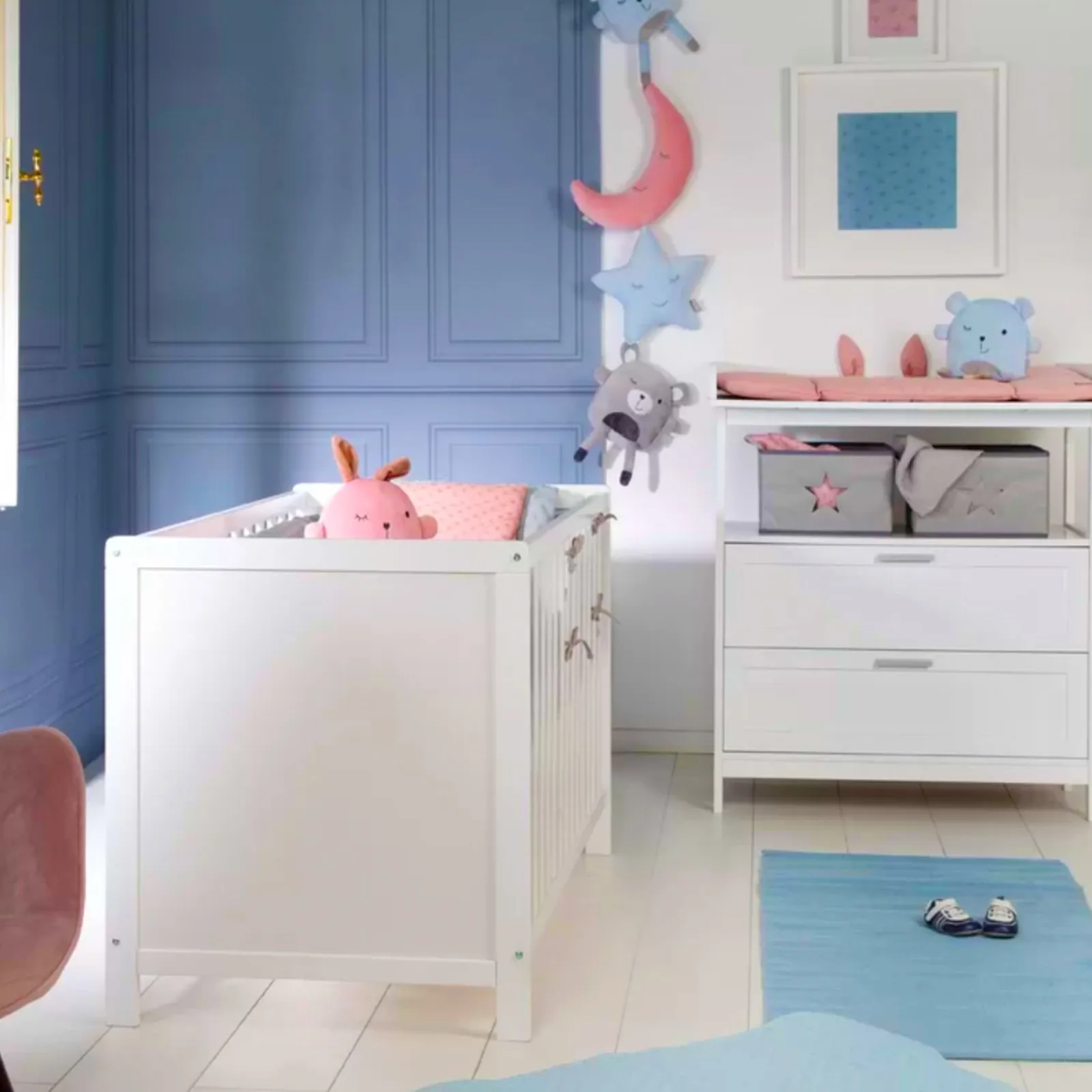Kinder Little Helper 2-teiliges Kinderzimmer-Kinderbett „Neben mir“ | Passende Wickelkommode mit Schubladen und Stauraum | Weiß