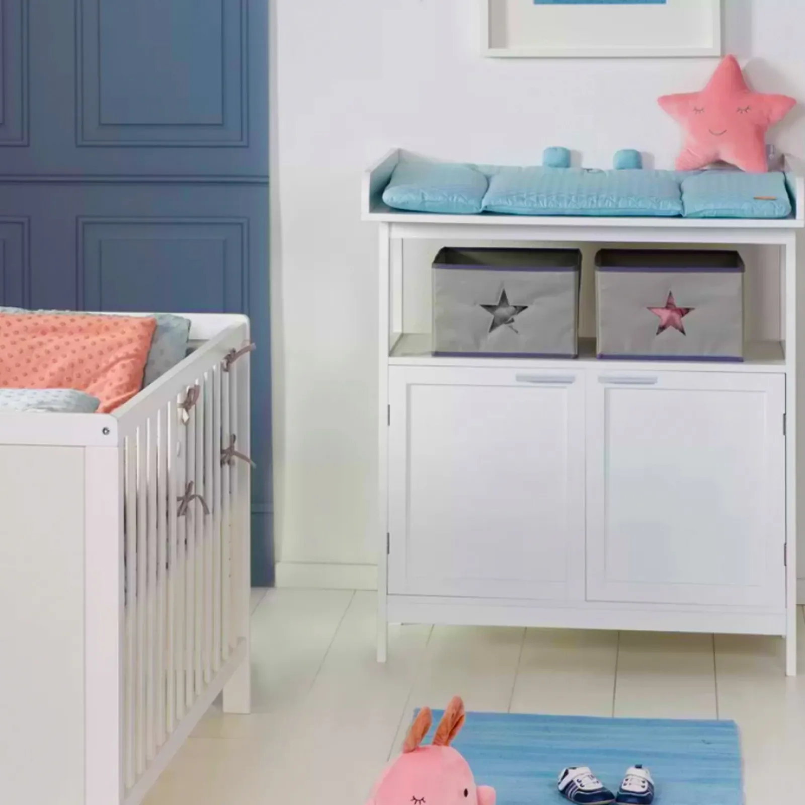 Kinder Little Helper 2-teiliges Kinderzimmer-Kinderbett „Neben mir“ | Passende Wickelkommode mit Schubladen und Stauraum | Weiß