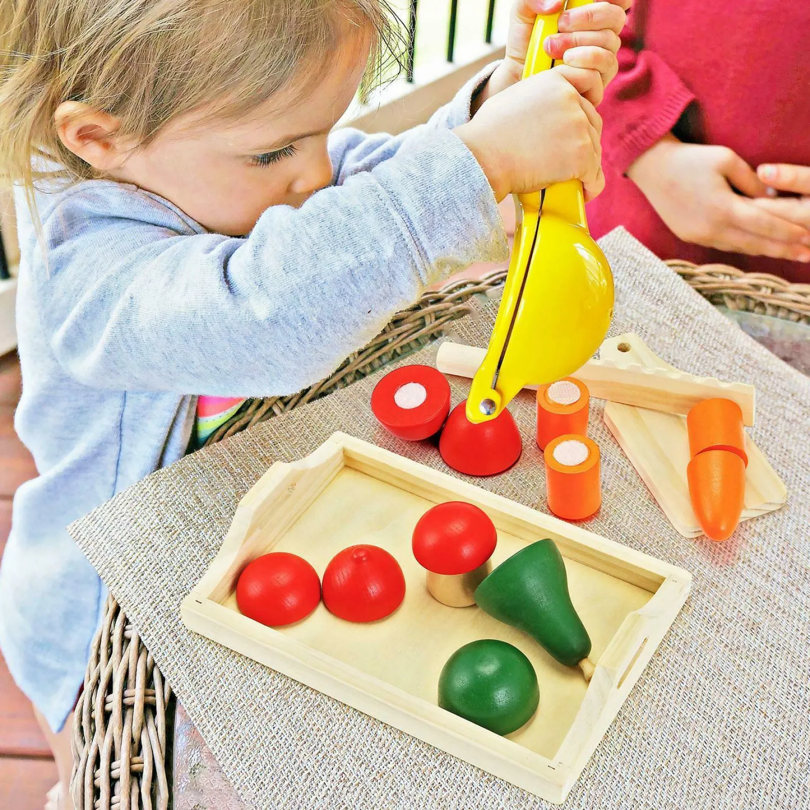 Kinder Little Helper 9-teiliges Montessori-Öko-Spiellebensmittel aus Holz | Holzspielzeug-Lebensmittel | Schneidebrett, Tablett und Obst | Ab 3 Jahren