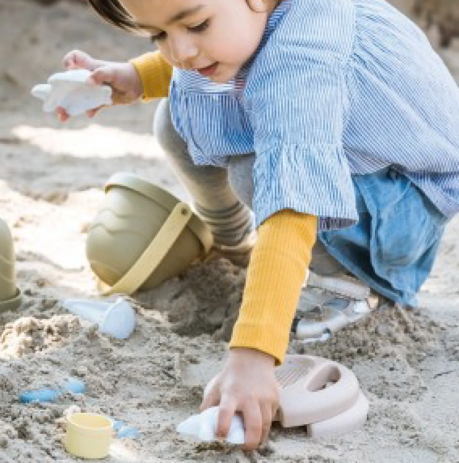 Little Helper 4-teiliges Sand- und Wasserspielset aus 100 % recycelbarem BIOKunststoff | Sandkastenspielzeug für draußen | Ab 2 Jahren