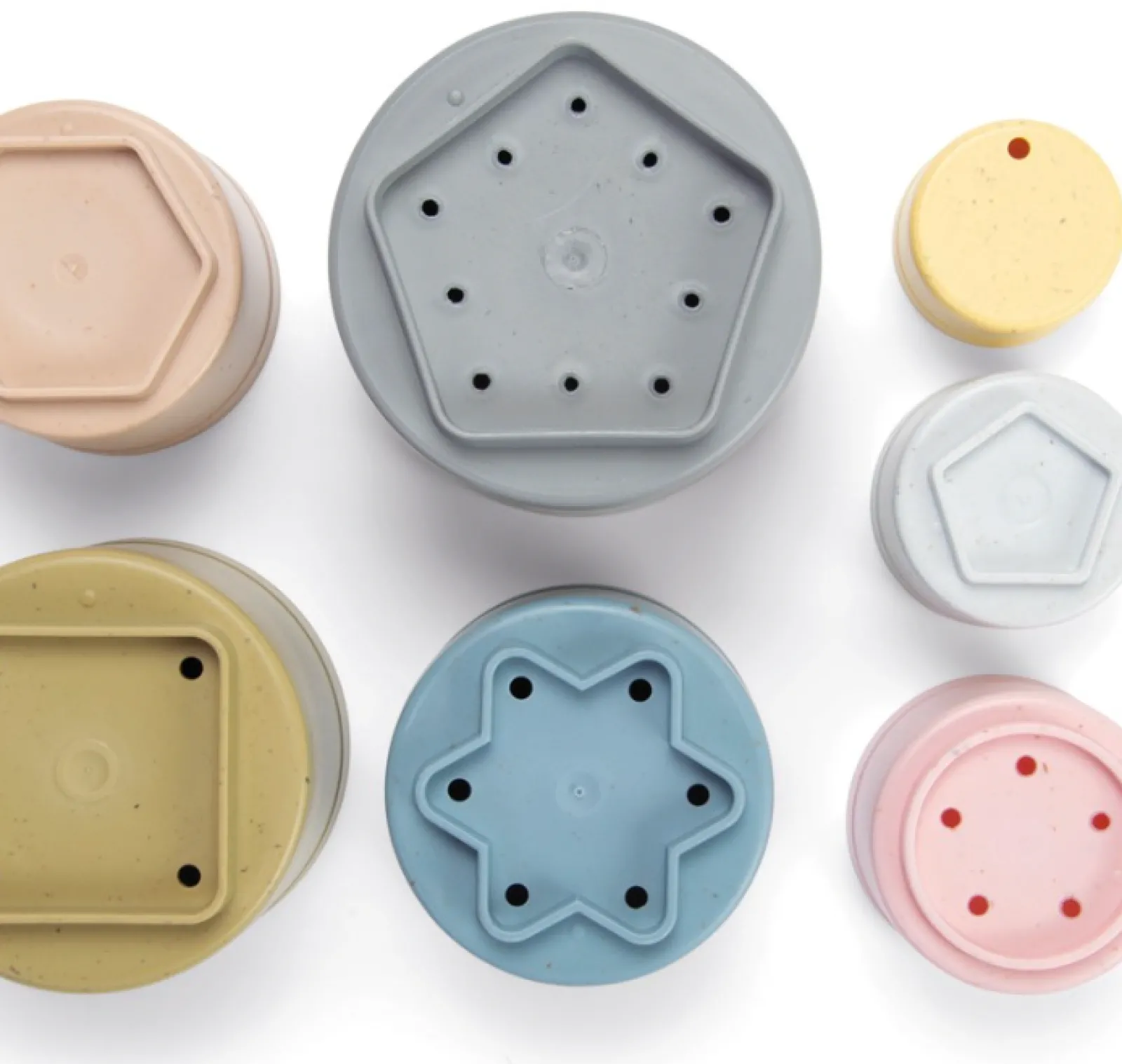Little Helper 7-teiliges Stapelbecher-Set aus 100 % recycelbarem Bio-Kunststoff | Umweltfreundliches Spielzeug für drinnen und draußen | Ab 10Monaten