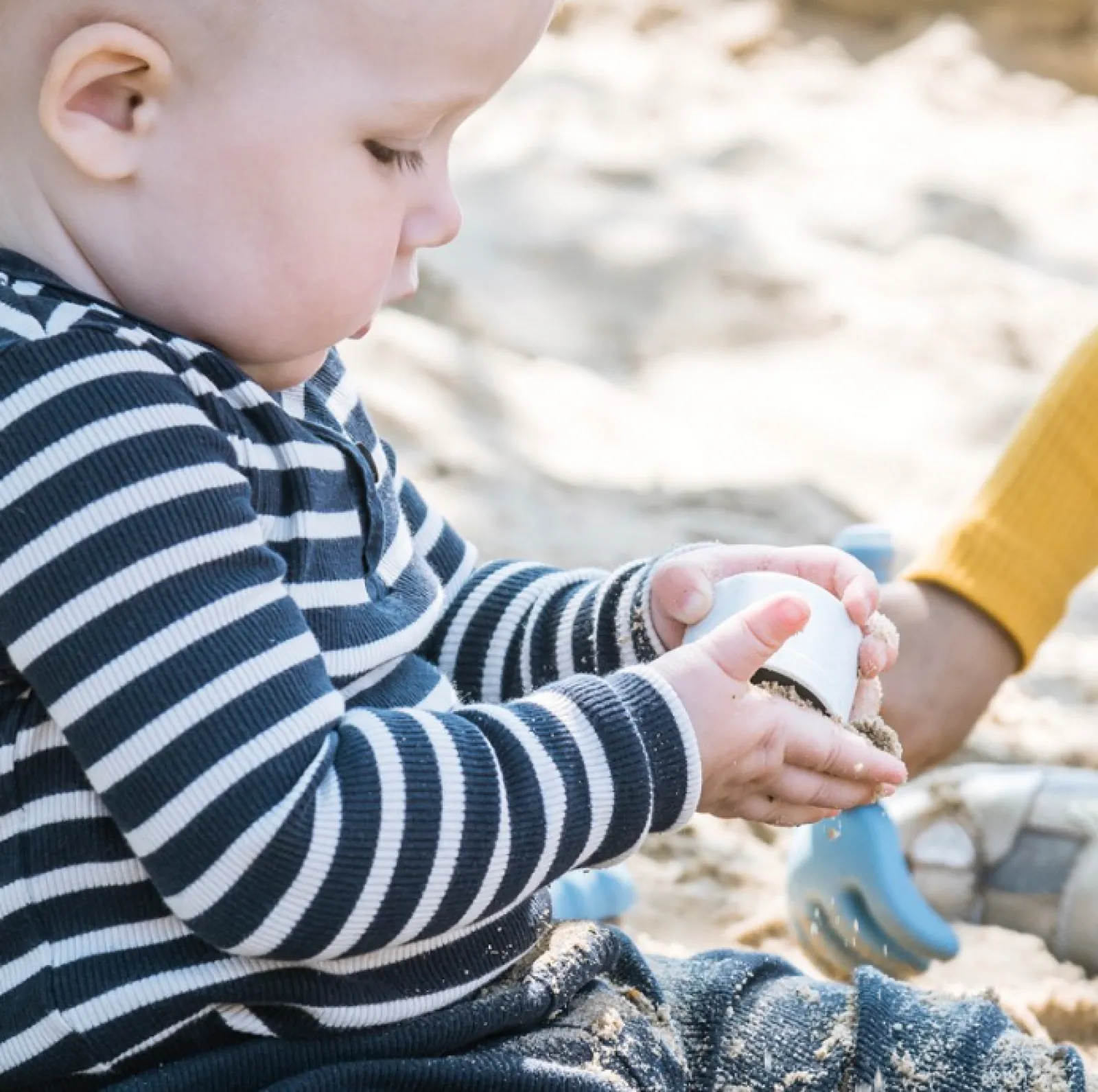 Little Helper 7-teiliges Stapelbecher-Set aus 100 % recycelbarem Bio-Kunststoff | Umweltfreundliches Spielzeug für drinnen und draußen | Ab 10Monaten