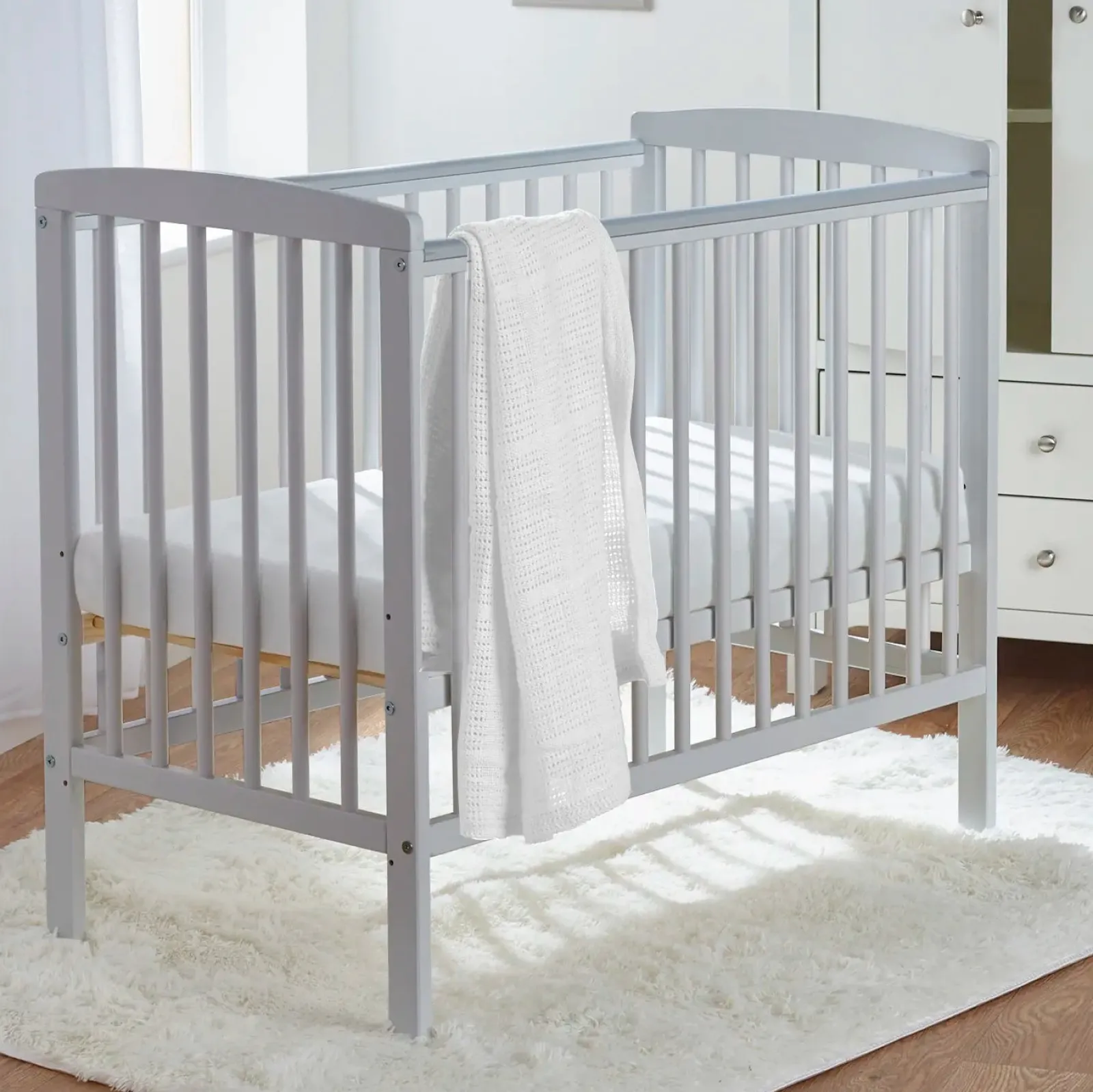 Kinder Little Helper Umweltbewusstes Kozie-Kinderbett | Platzsparendes Kinderbett | Mit Deluxe-Schaumstoffmatratze und Deckenoption | Massive Kiefer | Weiches Grau
