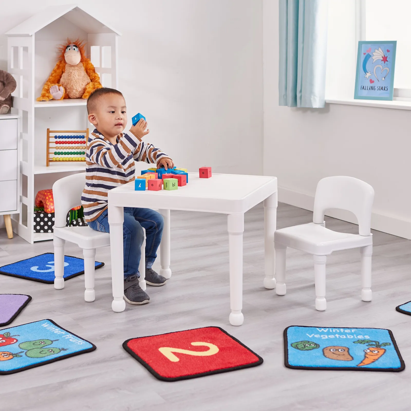 Kinder Little Helper Weißer Kunststofftisch und 2 Stühle für drinnen und draußen | Ab 2 Jahren