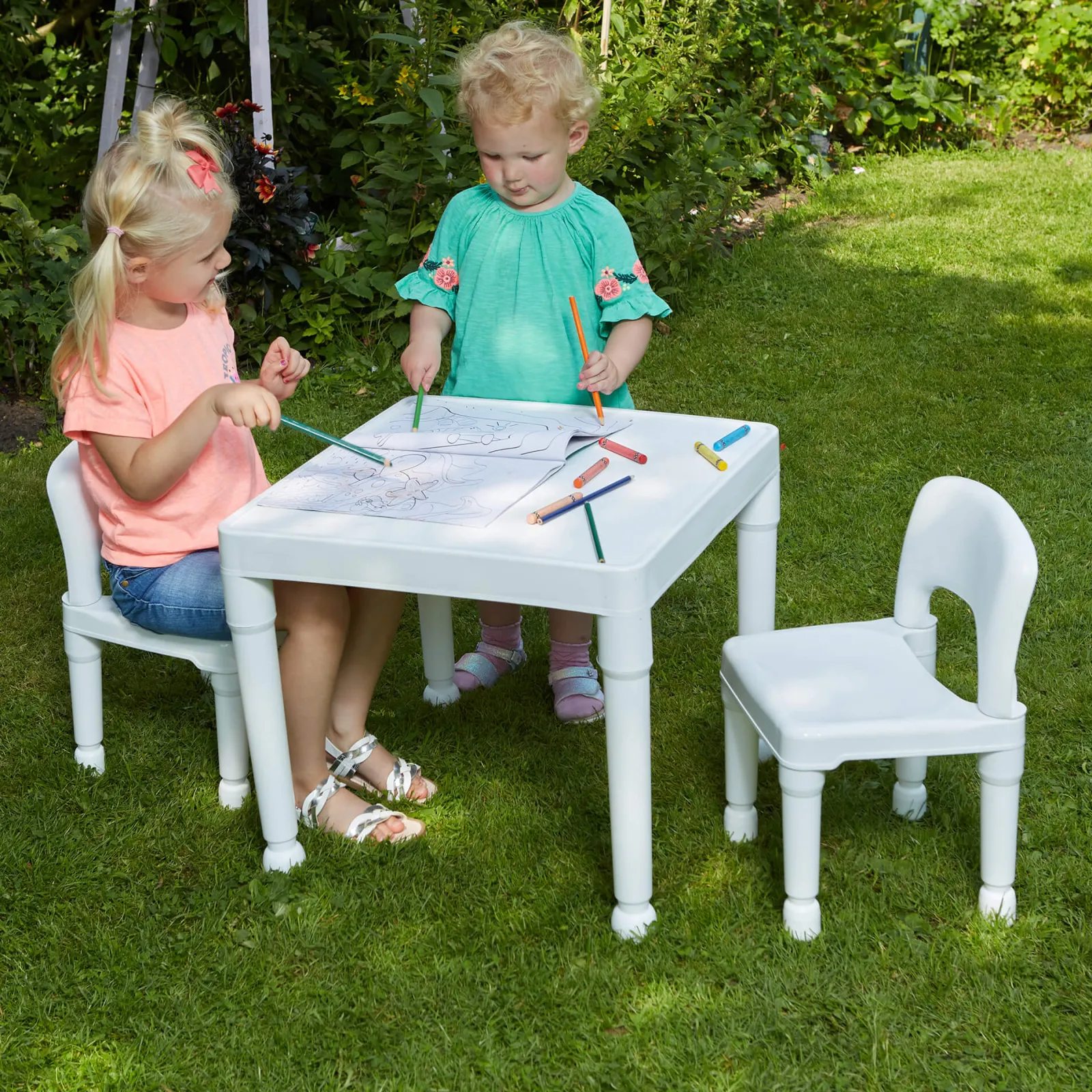 Kinder Little Helper Weißer Kunststofftisch und 2 Stühle für drinnen und draußen | Ab 2 Jahren