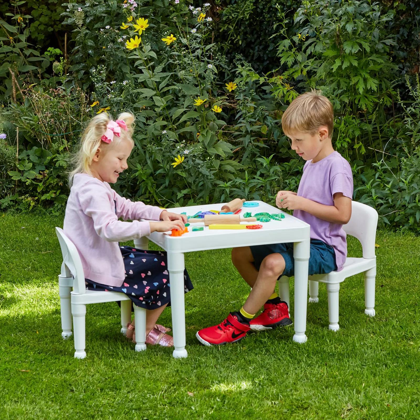Kinder Little Helper Weißer Kunststofftisch und 2 Stühle für drinnen und draußen | Ab 2 Jahren