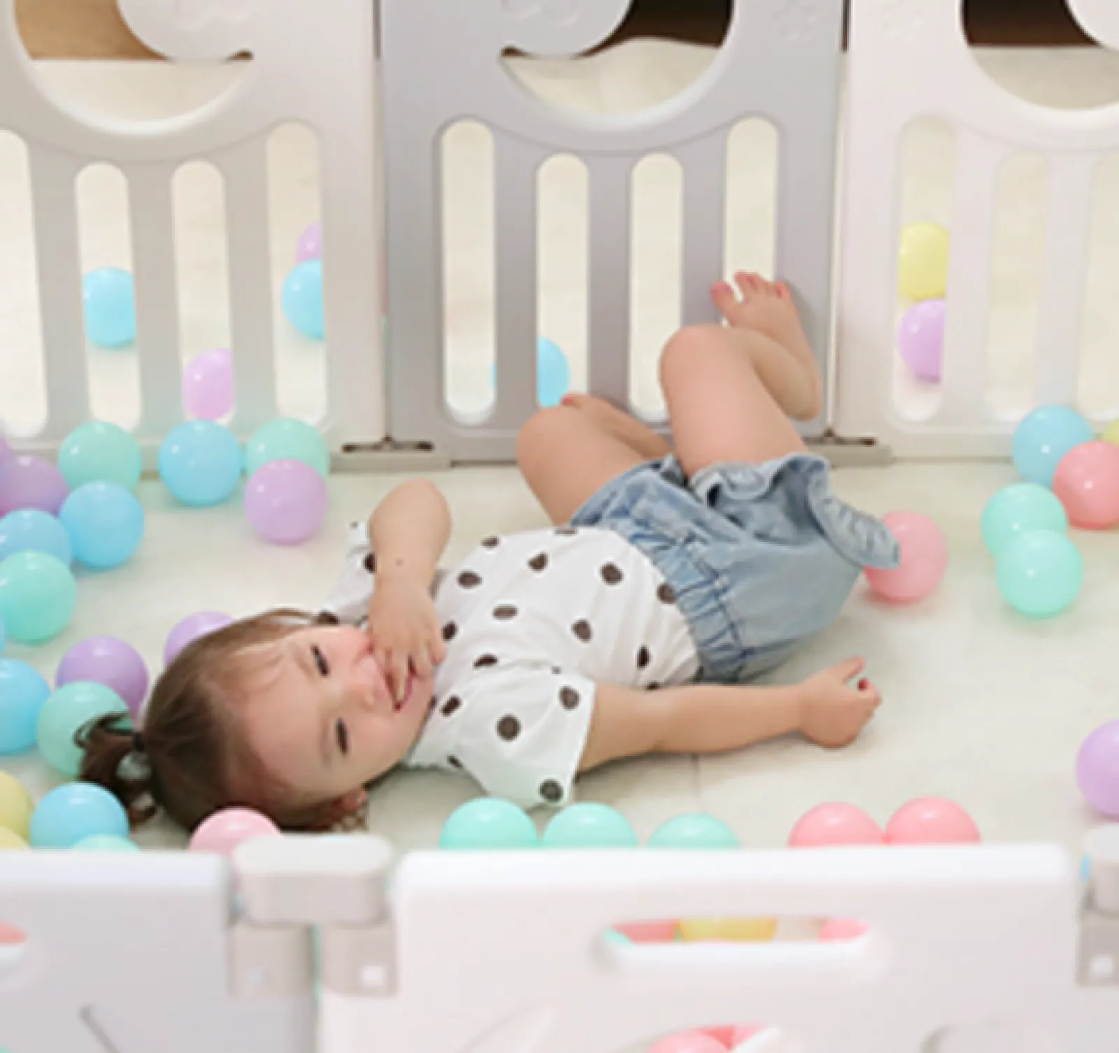 Kinder Little Helper XXL faltbarer Baby-Laufstall und Bällebad | Modular | Grau & Weiß | Ab 6 Monaten